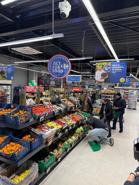 Piata Slobozia, sp. com. Carrefour de vanzare,