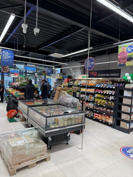 Piata Slobozia, sp. com. Carrefour de vanzare,