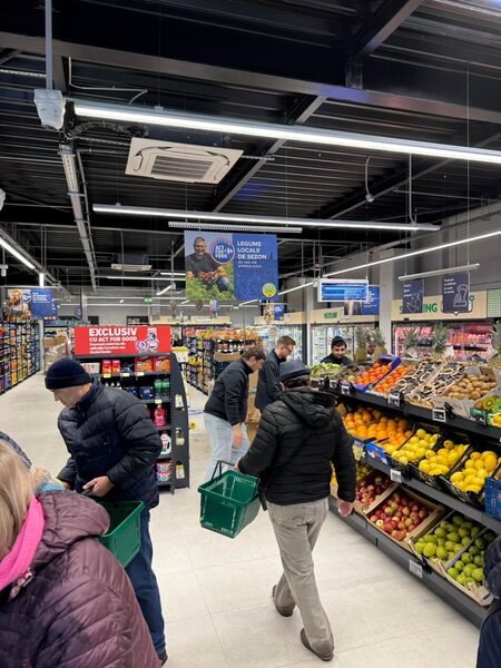 Piata Slobozia, sp. com. Carrefour de vanzare,